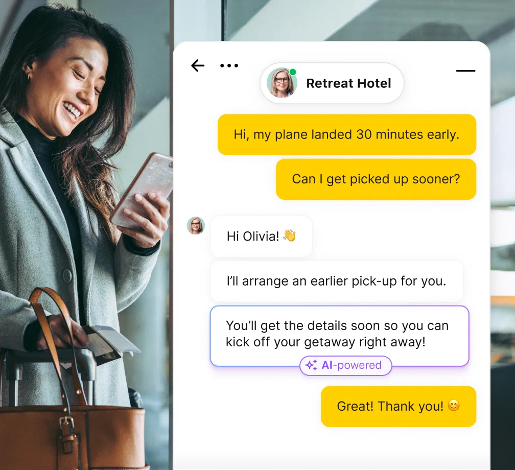 Une personne au téléphone utilisant le chat en direct pour communiquer avec un représentant de l'hôtel, demandant une prise en charge anticipée.